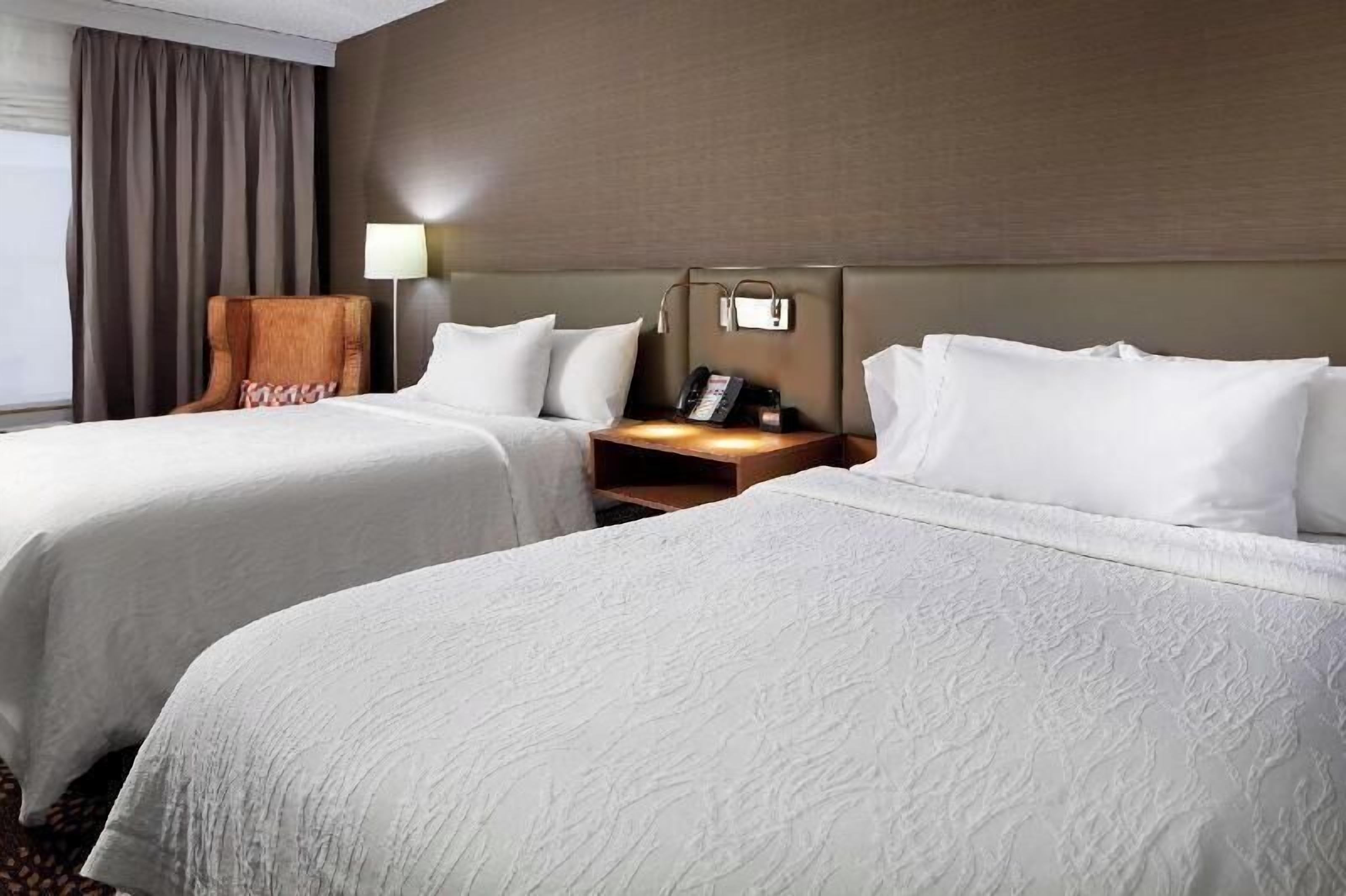 Schreibtisch, laptopgeeigneter Arbeitsplatz, Verdunkelungsvorhänge