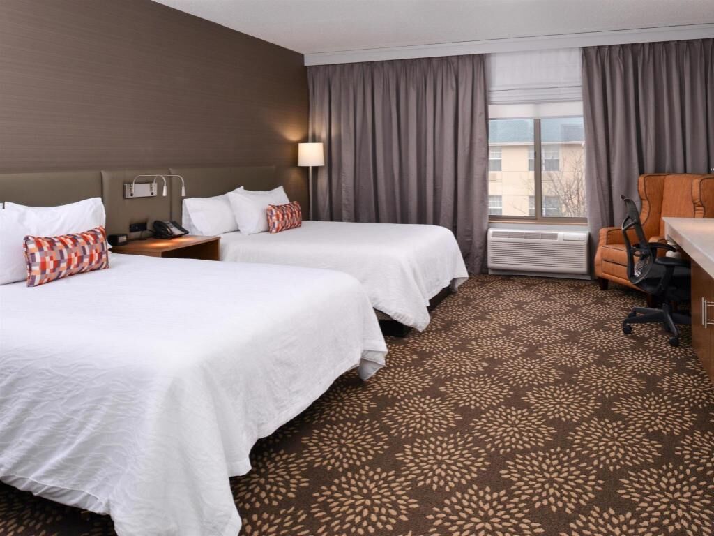 Schreibtisch, laptopgeeigneter Arbeitsplatz, Verdunkelungsvorhänge