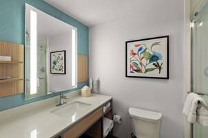 Bañera profunda, secador de pelo, toallas