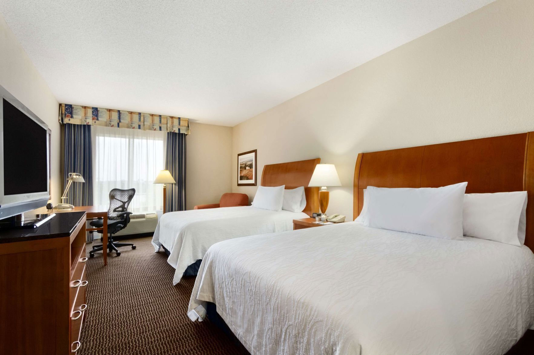 Peralatan tempat tidur premium, meja, seterika/papan seterika 