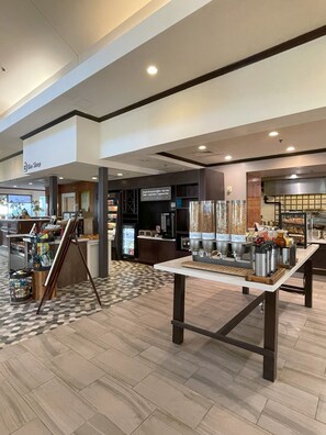 Café da manhã feito na hora grátis todos os dias