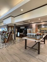 Café da manhã feito na hora grátis todos os dias