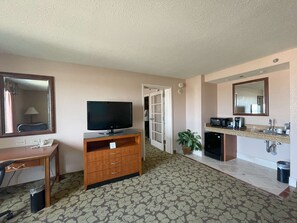 Suite superior, 1 cama de matrimonio grande, bañera de hidromasaje | 1 dormitorio, ropa de cama hipoalergénica, escritorio y cortinas opacas