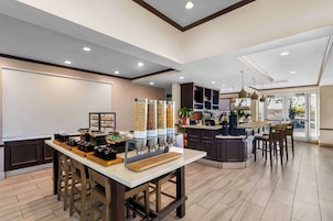 Se sirven almuerzos y cenas, cocina china