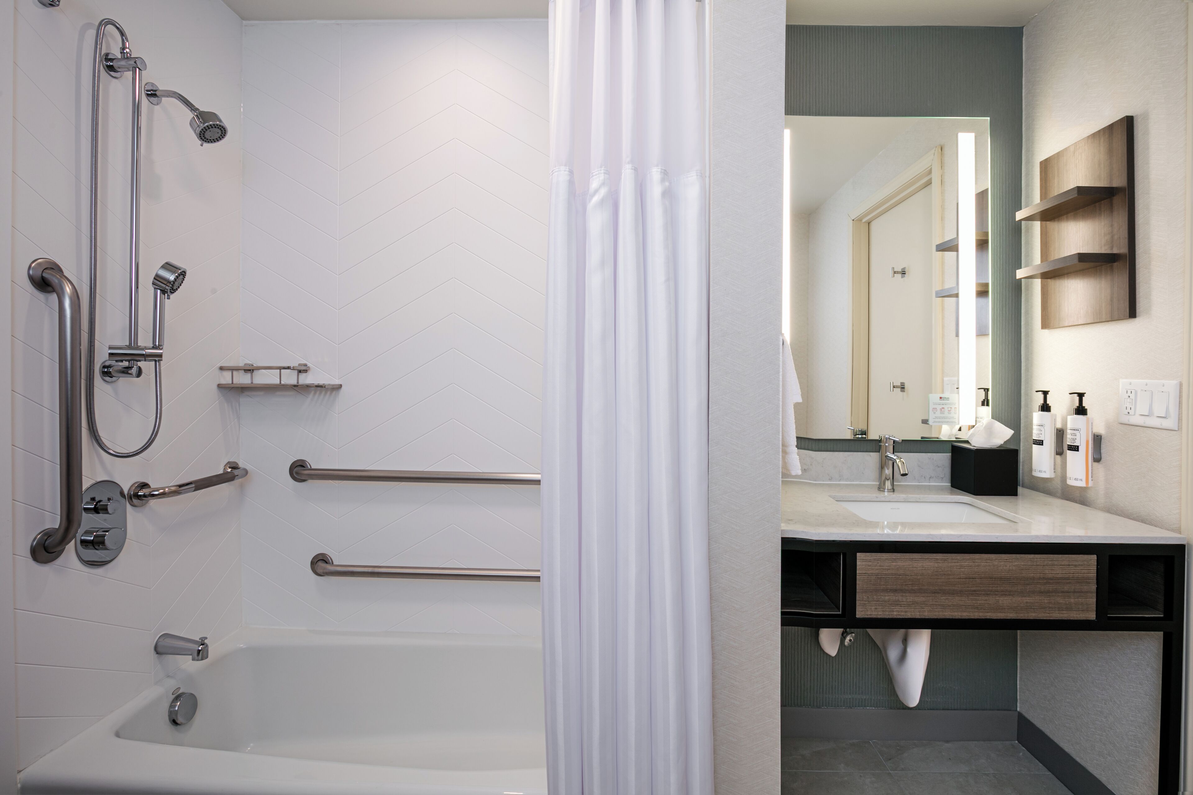 Ducha y bañera combinadas y artículos de higiene personal gratuitos