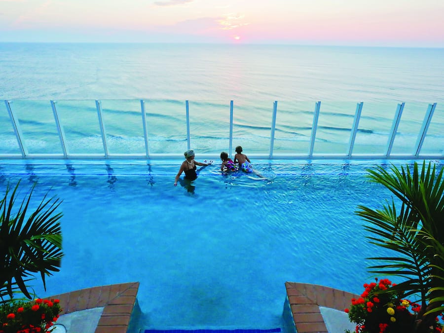 Innendørsbasseng, sesongbasert utendørsbasseng og bassengparasoller