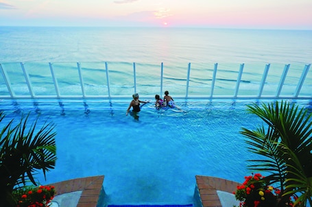 Una piscina techada, una piscina al aire libre de temporada, sombrillas