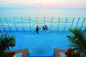 Piscina interna, piscina externa sazonal, guarda-sóis, espreguiçadeiras