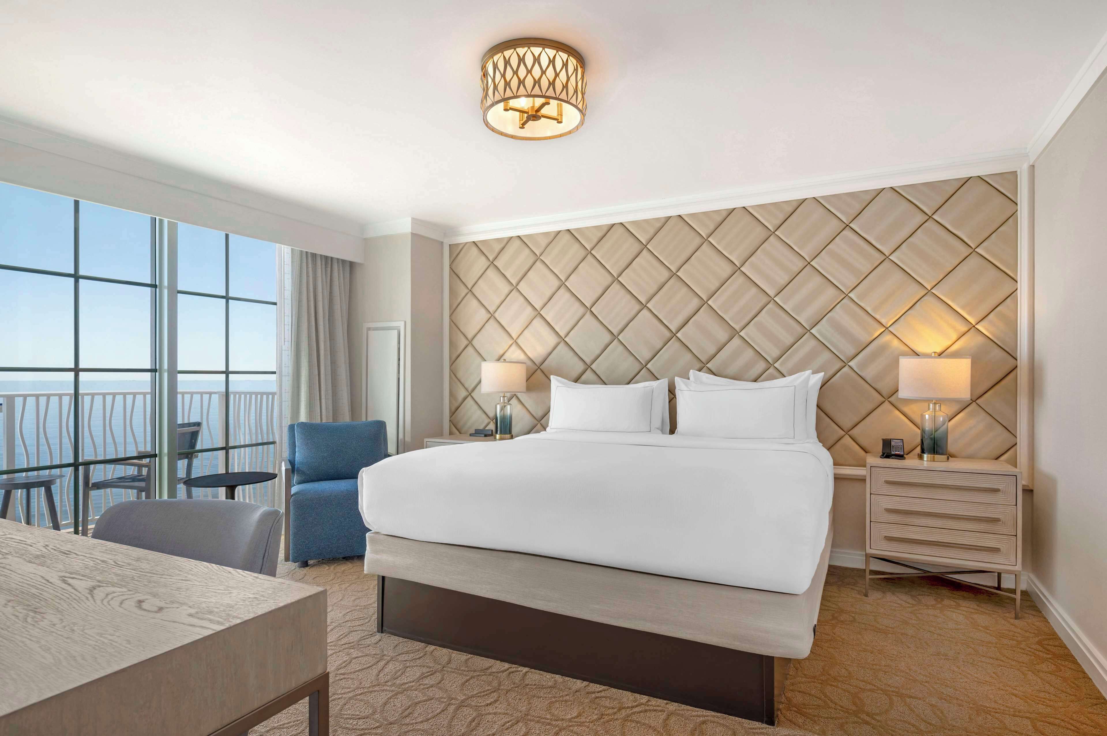 Suite, 1 kingsize bed | Luxe beddengoed, pillowtop-bedden, een kluis op de kamer, een bureau