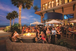 供应早餐、午餐和晚餐，海滩景观