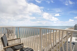 A balcony with a view of the beach and ocean. - Hilton Virginia Beach Oceanfront (Virginia Beach)