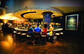 供应早餐、午餐和晚餐，海滩景观