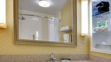 Combined shower/tub, hair dryer, towels