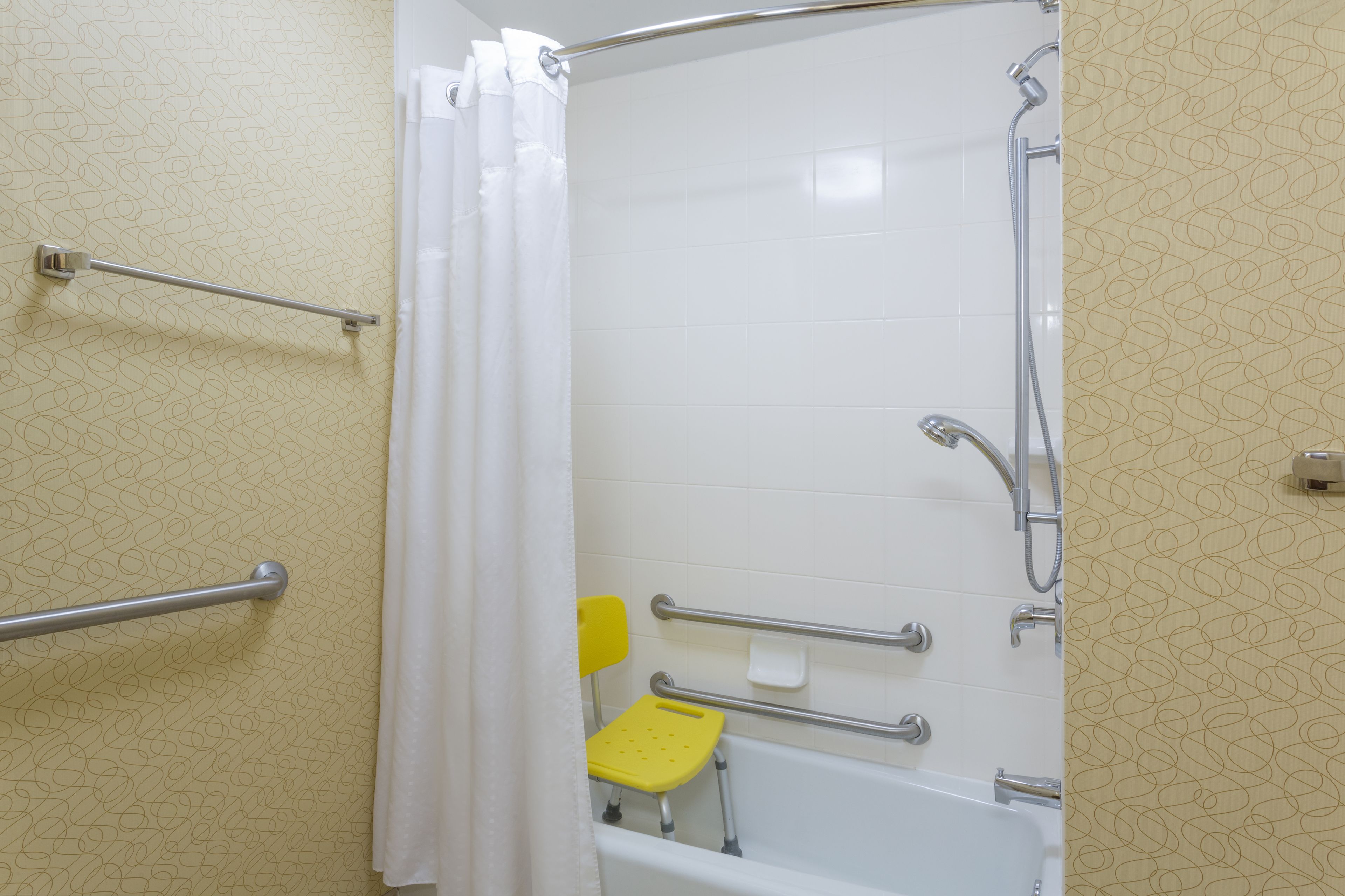 combined shower/bathtub, hair dryer, towels