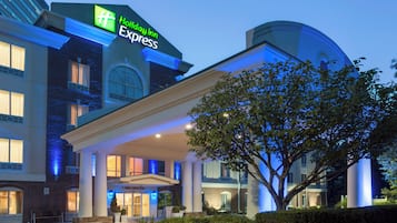 Un hôtel reconnaissable à son grand panneau « Express », à son entrée abritée et à sa façade en briques.
