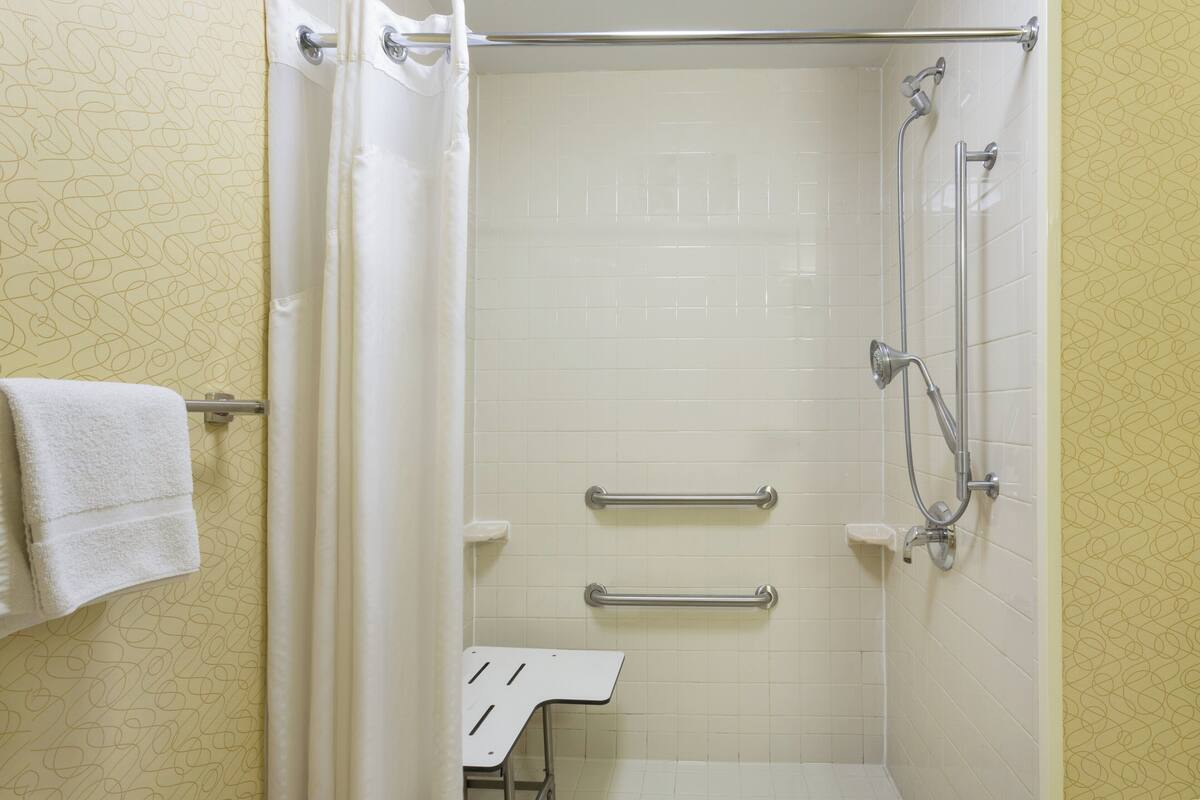 Standard Room, 1 Double Bed, Accessible (Mobility) | Bathroom | Combined shower/tub, hair dryer, towels