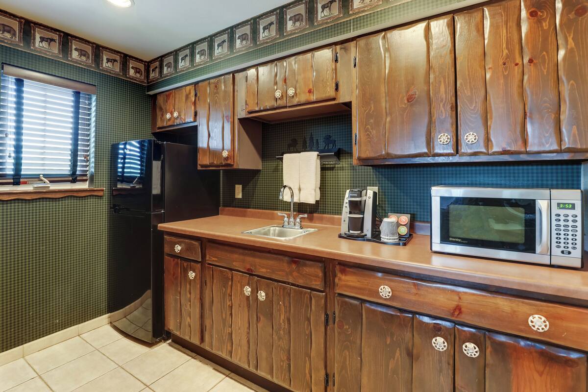 theme suite mini premier | desk, laptop workspace, iron/ironing board, free cots/infant beds