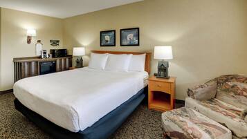 Camera Deluxe, 1 letto king | Una scrivania, postazione laptop, ferro/asse da stiro