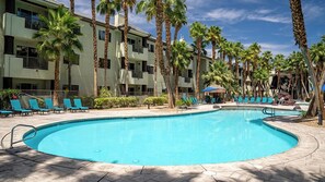 2 piscines extérieures, parasols de plage, chaises longues