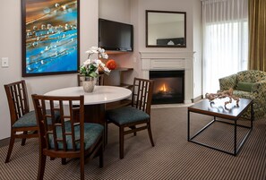 Cofres nos quartos, cortinas blackout, ferros/tábuas de passar roupa