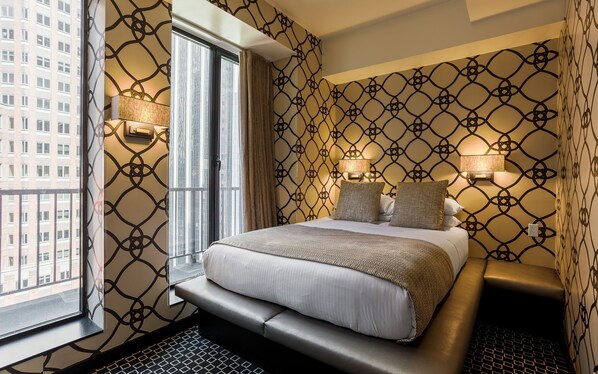 Standard Queen Room | Egyptian cotton sheets, hypo-allergenic bedding, down comforters - 45 Times Square Hotel (New York)