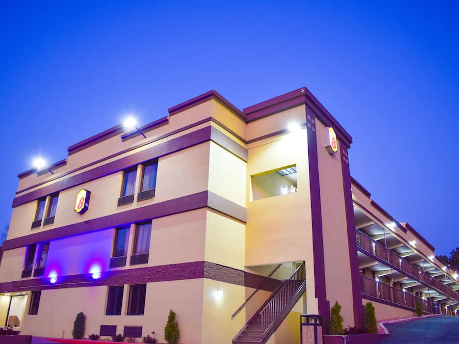 Bagian depan properti - sore/malam