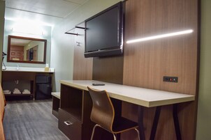 Escritorio, cunas gratuitas, camas supletorias y wifi gratis