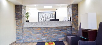 罗里市中心温德姆速 8 酒店