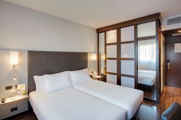 Minibar, Zimmersafe, Schreibtisch, laptopgeeigneter Arbeitsplatz