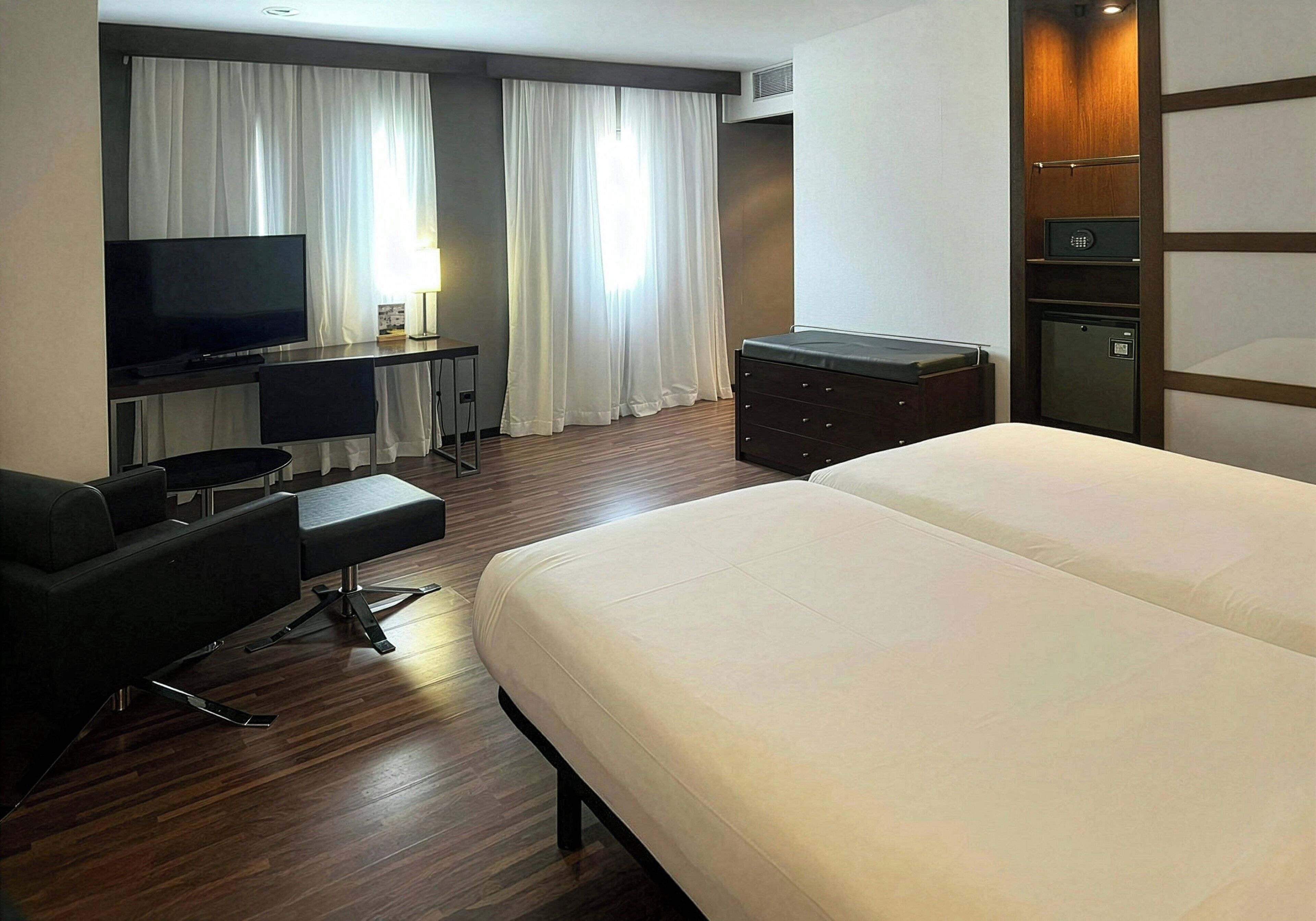 Superior Twin Room | Minibar, in-room safe, desk, laptop workspace
