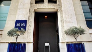 L'ingresso di un hotel con una insegna che indica 'Sergio's Hotel' e 'La Hidro Restaurant'.