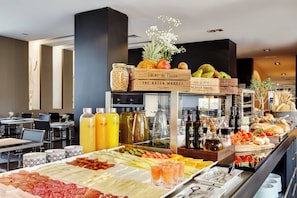 A buffet area with various food items, including fruits, vegetables, and beverages. - Hotel Sercotel Ciutat d'Alcoi (Alcoy)