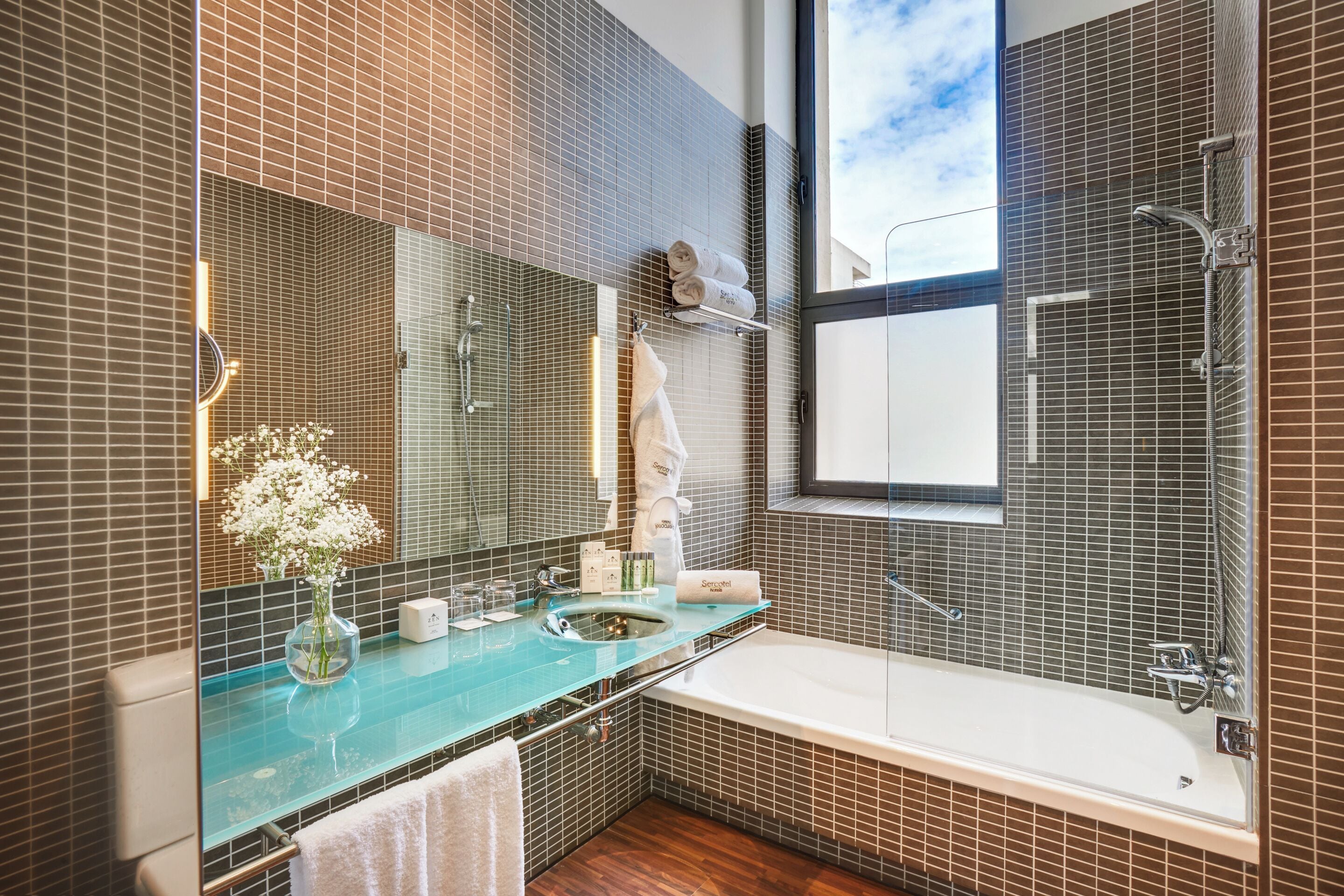 junior suite | bathroom | free toiletries, hair dryer, towels