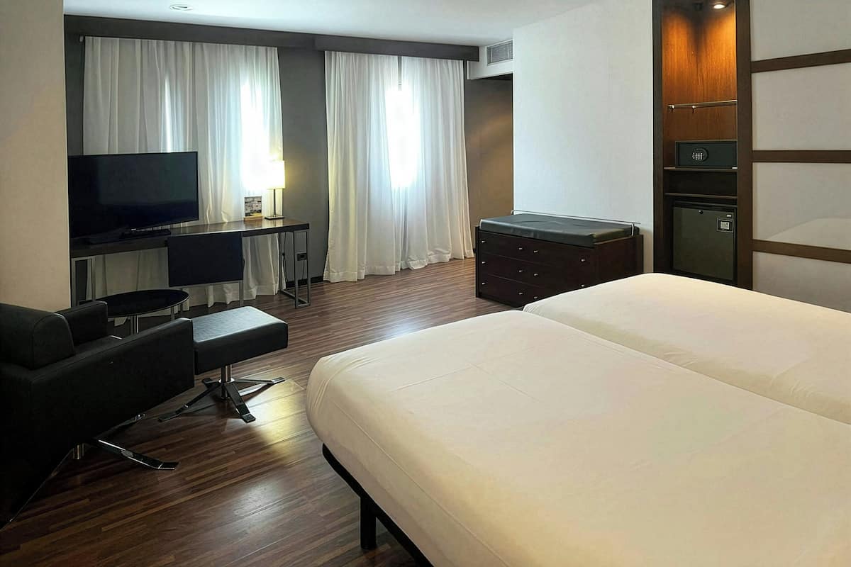Superior-Zweibettzimmer | Minibar, Zimmersafe, Schreibtisch, laptopgeeigneter Arbeitsplatz