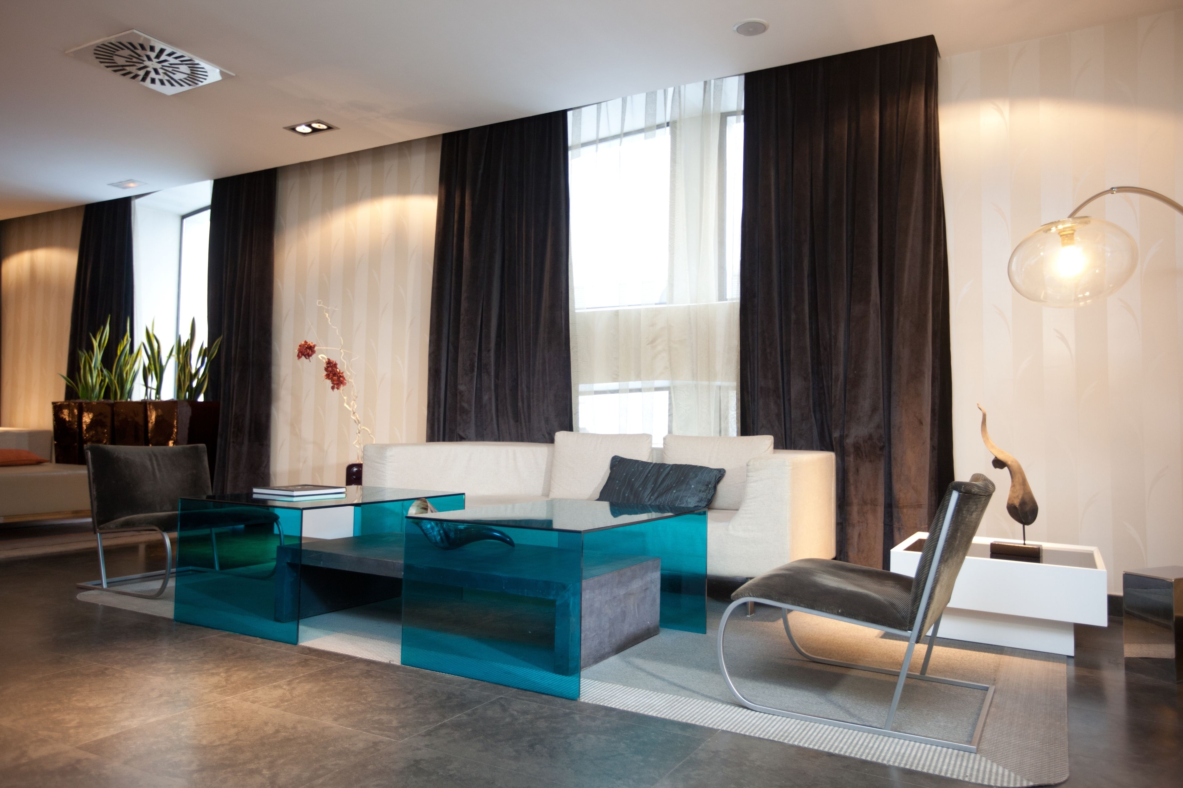 チェックイン / チェックアウト キオスク