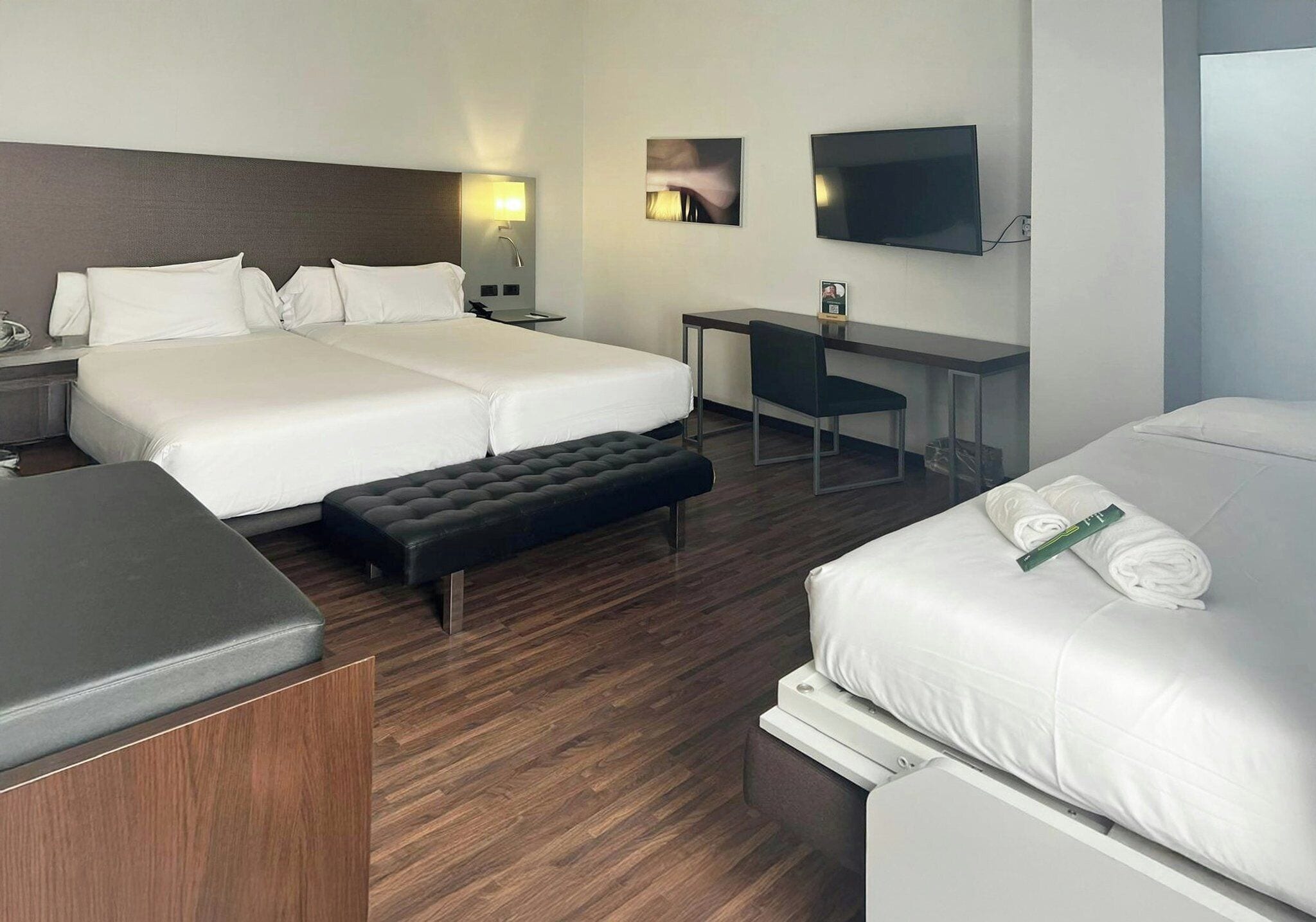Kamar Keluarga | Minibar, brankas, meja kerja, dan ruang kerja ramah laptop