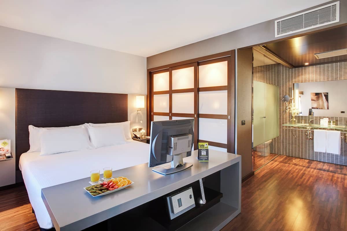 Junior Suite | 1 bilik tidur, bar mini, peti besi dalam bilik, meja