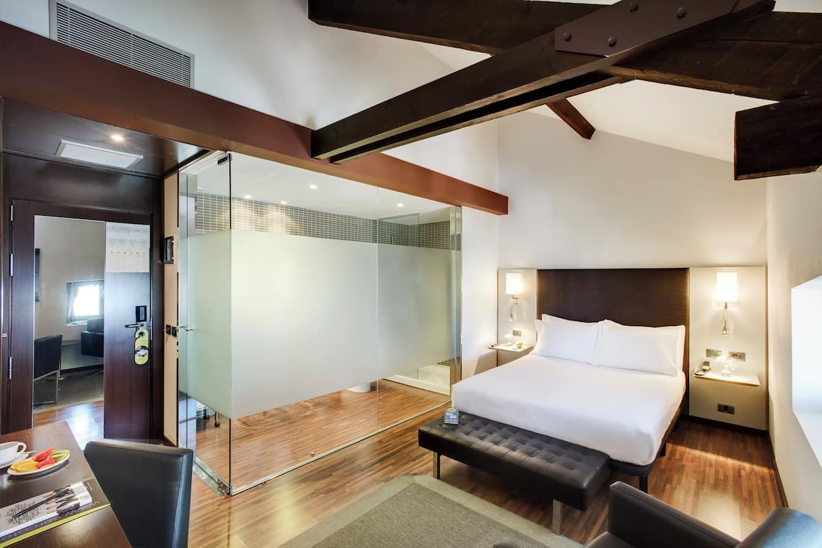 Superior Double Room | 1 bilik tidur, bar mini, peti besi dalam bilik, meja