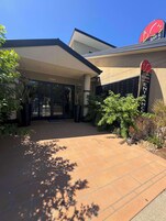 Se sirven cenas y cocina tailandesa 