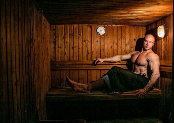 Sales de tractament per a parelles, sauna i banyera d'hidromassatge