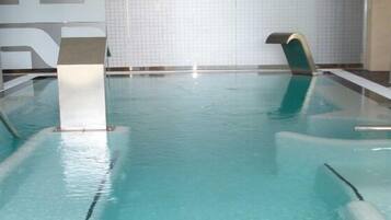 Behandelingskamers voor koppels, een sauna, een bubbelbad, een stoombad