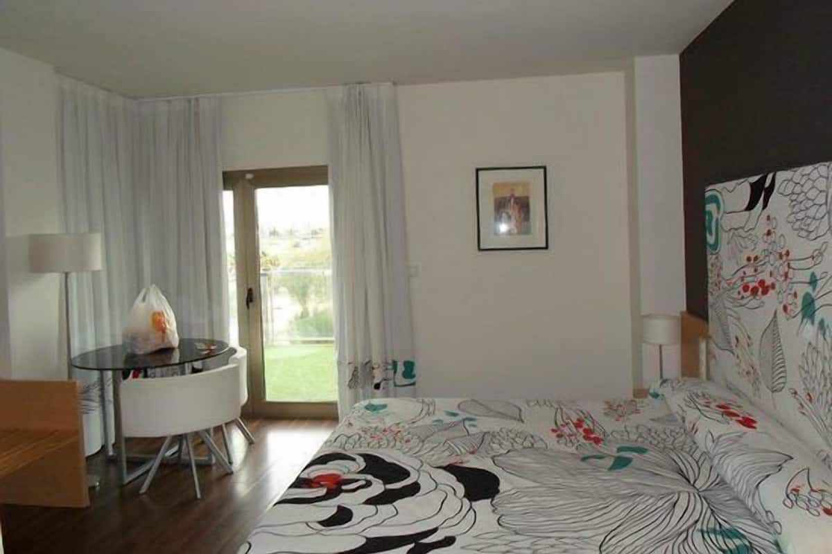 Zimmersafe, Schreibtisch, Verdunkelungsvorhänge, schallisolierte Zimmer