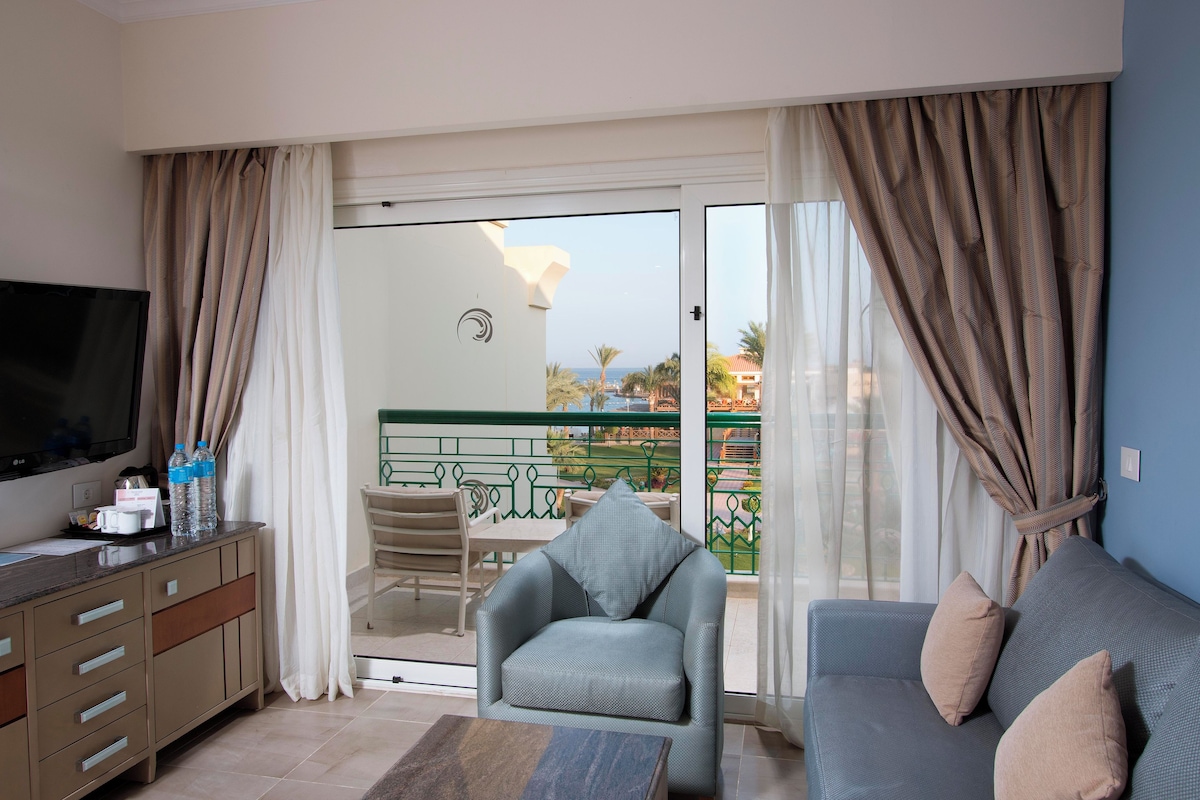 Premium Room, 1 King Bed | Premium bedding, minibar, in-room safe, laptop workspace