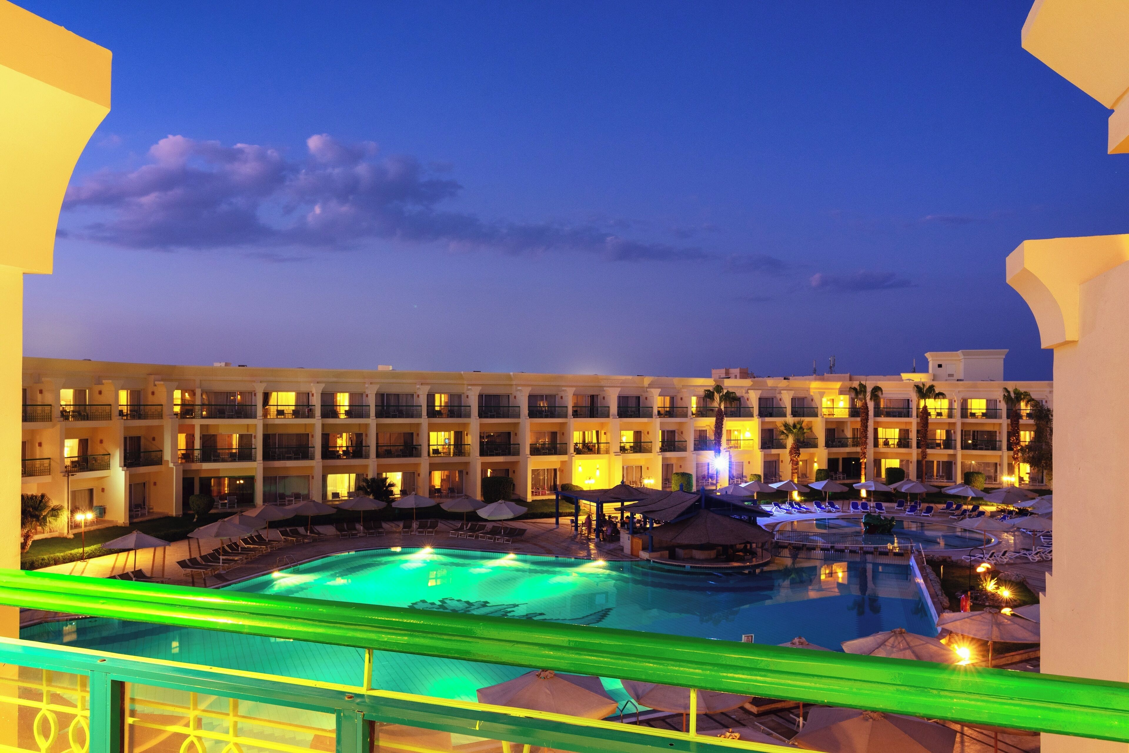 premium bedding, minibar, in-room safe, laptop workspace