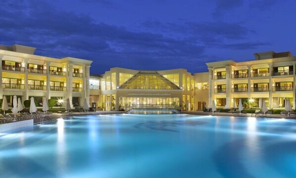 Indoor pool, 3 outdoor pools, open 7:00 AM to 5:00 PM, pool umbrellas - Swiss Inn Resort Hurghada (Hurghada)