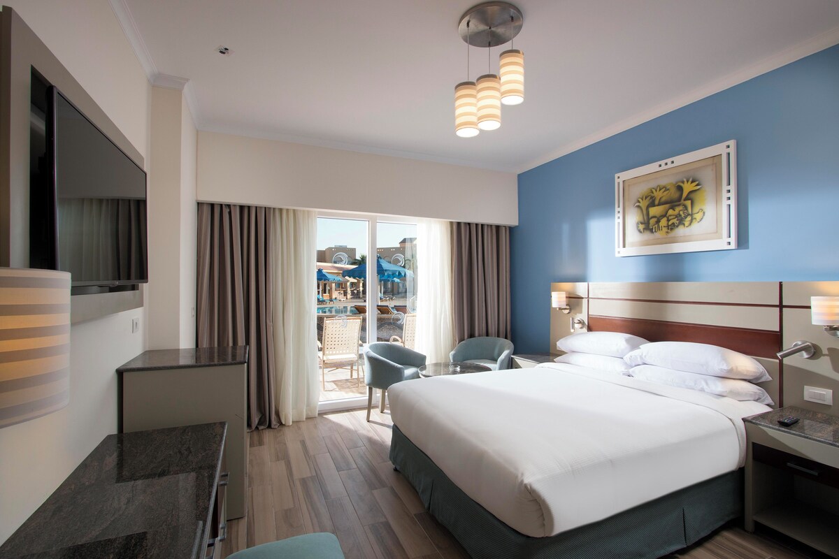 Premium Room, 1 King Bed | Premium bedding, minibar, in-room safe, iron/ironing board