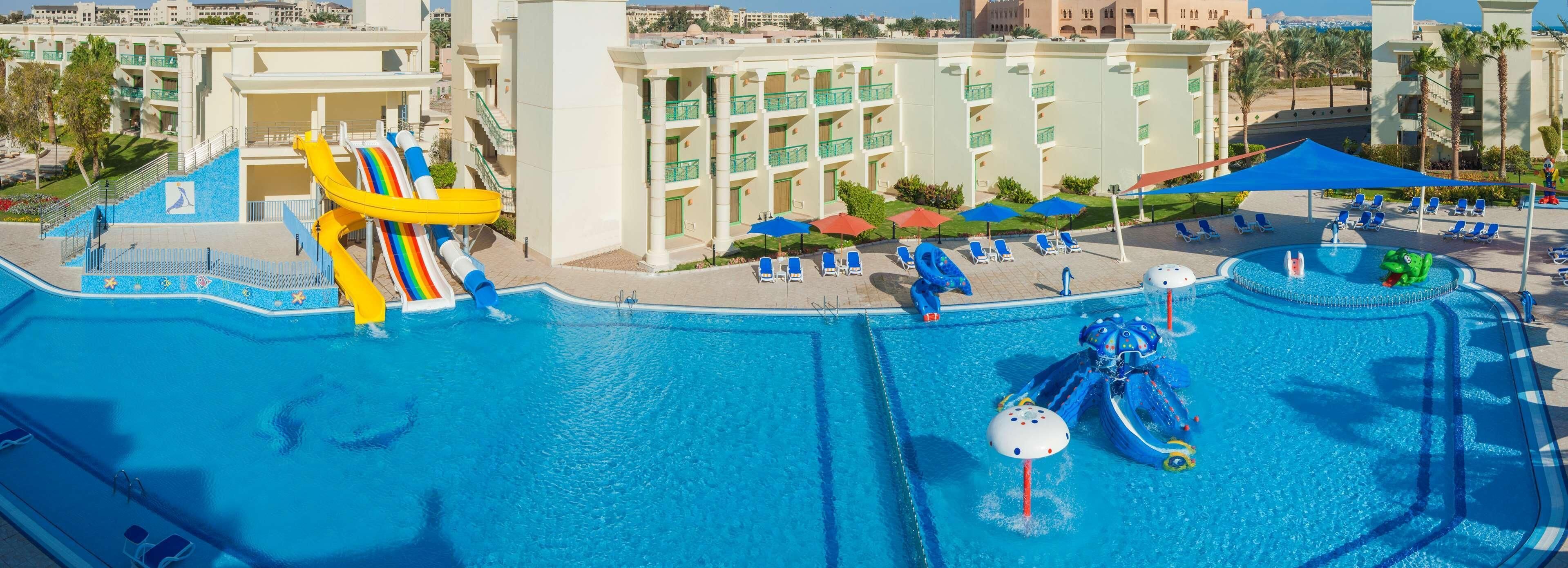 Een binnenzwembad, 3 buitenzwembaden, parasols voor strand/zwembad