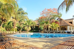 Outdoor pool - Buganvillas Hotel Suites & Spa (Santa Cruz)
