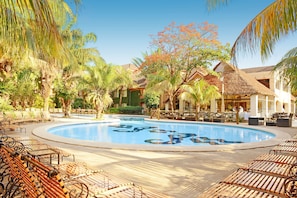 Outdoor pool, pool umbrellas - Buganvillas Hotel Suites & Spa (Santa Cruz)