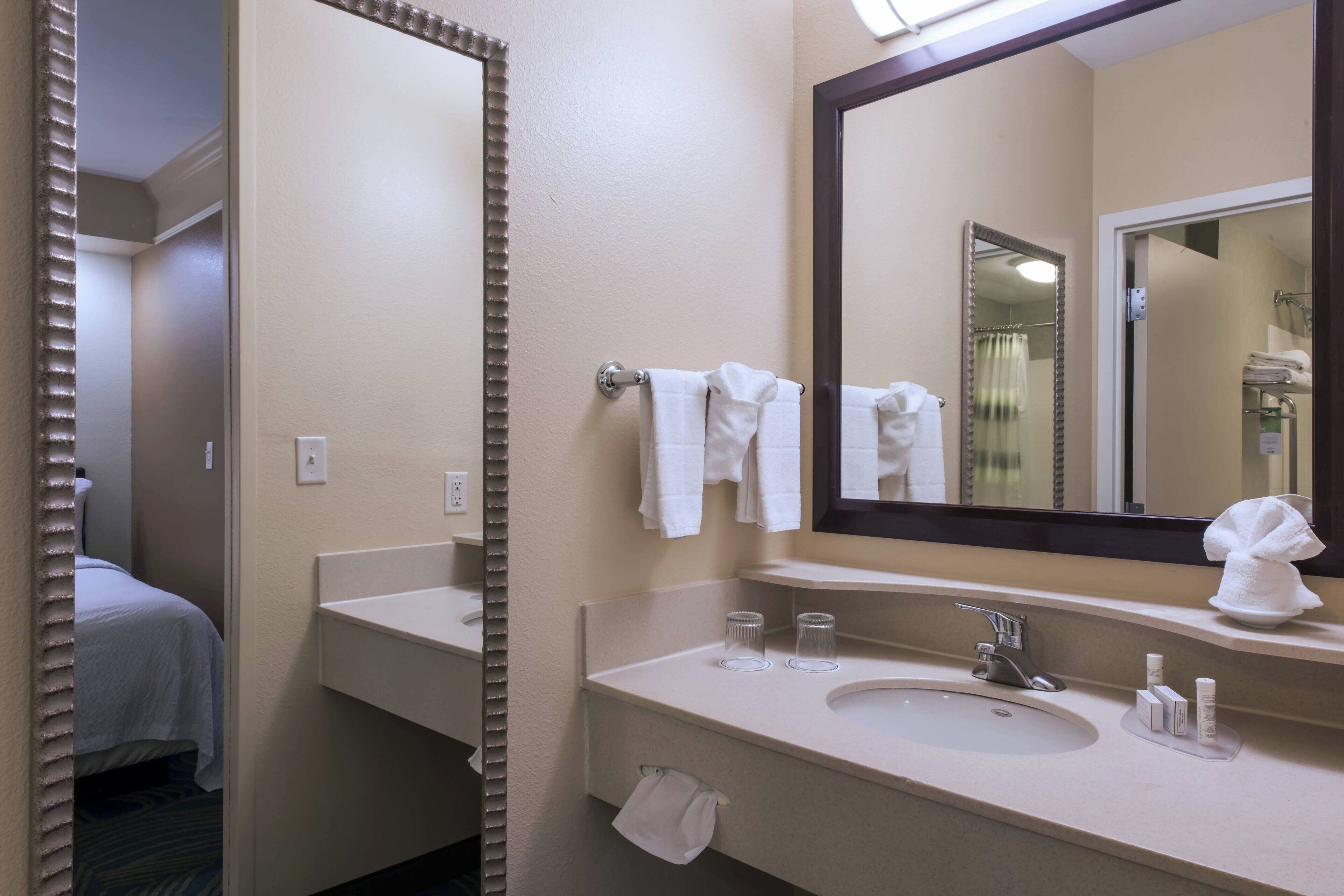suite, 1 bedroom, non smoking | bathroom | combined shower/bathtub, hair dryer, towels